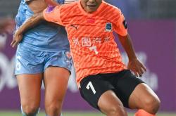 lol转区-足坛女子球员技压群雄，赛场彰显实力