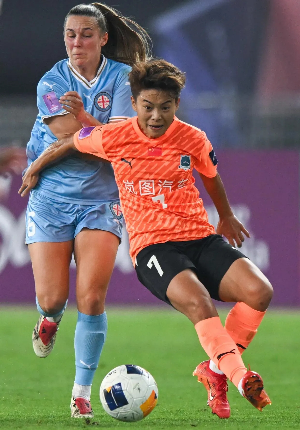 足坛女子球员技压群雄，赛场彰显实力