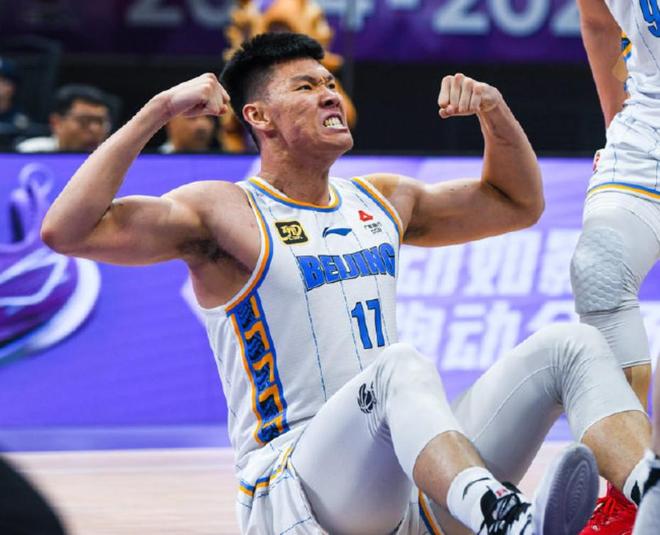 新疆男篮险胜北京首钢，摘得首场胜利