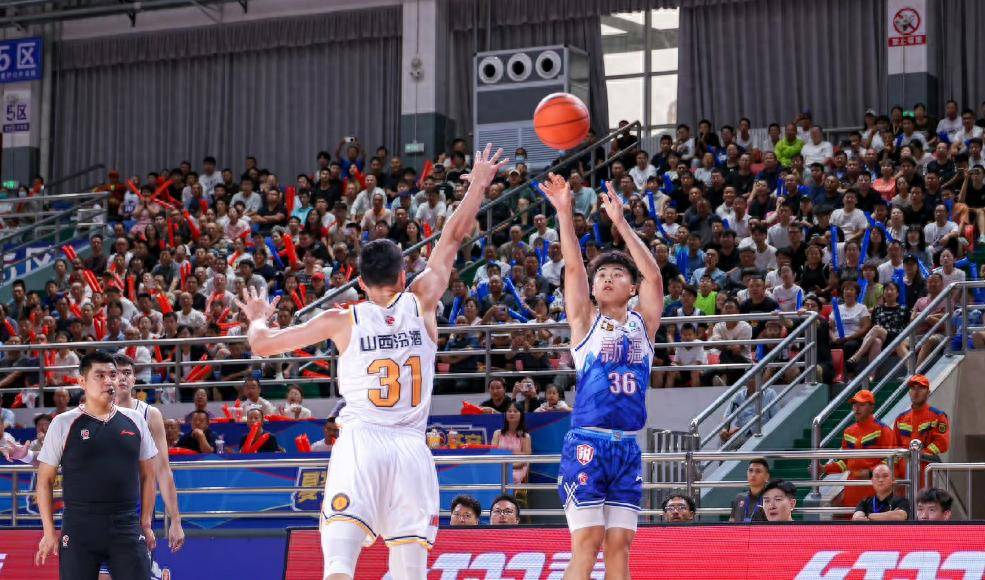 新疆男篮险胜北京首钢，摘得首场胜利