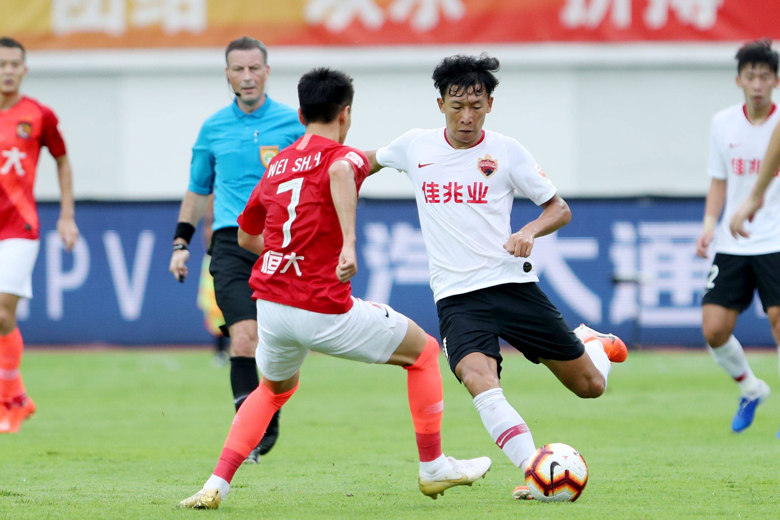 深圳佳兆业主场不敌对手，百忙中顾失守