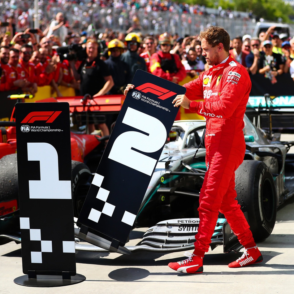 包含阿斯顿马丁轻取红牛车队，汉密尔顿刷新纪录的词条